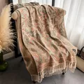 Boho-Ethnische Schals mit Paisleymuster und Quastenfransen auf einem Sesselstuhl - 200x68cm / Paisley-Grün Orange
