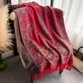 Vintage roter Ethno-Schal mit Paisley-Muster und Fransen, dicker Kaschmir-Imitat-Umhang - 200x68cm / Paisley-Weinrot