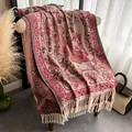 Klassisches ethno-paisley-schultertuch mit fransen in warmen rot- und beige-tönen - 200x68cm / Paisley-Rosa