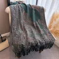 Eleganter smaragdgrüner Ethno-Paisley-Schal mit schwarzen Fransen und weicher Textur - 200x68cm / Paisley-Dunkelgrün