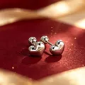 Pendientes de botón con forma de corazón en acero inoxidable plateado fondo rojo lujo - Bola con Rosca Corazón Acero