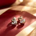 Pendientes de botón plateados con forma de corazón sobre fondo rojo elegante - Color Acero Pendiente Corazón Presión