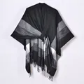 Scialle poncho minimalista a quadri neri e grigi da donna moda autunno inverno in cashmere - Top / 130x150cm / Nero con lacci in seta argentata a doppia fila