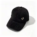 Dettaglio di un cappello da baseball nero soffice con decorazione a cuore di strass. - Adulto, Circonferenza del cappello 58cm regolabile / Nero