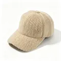 Dettaglio di un berretto in pelliccia sintetica con un cuore di strass scintillante. - Adulto, Circonferenza del cappello 58cm regolabile / Beige