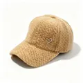 Dettaglio di un cappello da baseball beige in lana con cuore di strass applicato. - Adulto, Circonferenza del cappello 58cm regolabile / Kaki