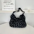 Modische schwarze Umhängetasche aus Segeltuch mit weißem Blumenmuster und viel Platz - Floral Schwarz