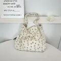 Umhängetasche aus Segeltuch mit Blumendruck und breitem Schultergurt in Beige - Floral Beige