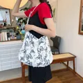Große weiße strukturierte Umhängetasche mit blauem Schmetterlingsdruck im Vintage-Stil - Schwarzer Großer Schmetterling