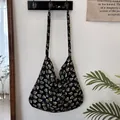 Große schwarze Canvas-Umhängetasche mit einem modischen grünen Herzmuster-Aufdruck - Schwarz mit grünem Herz