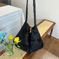 Schwarze Tragetasche mit Schmetterlingsmuster große Kapazität modische Schultertasche - Schwarzer Hintergrund Großer Schmetterling