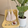 Vintage-Schultertasche aus Segeltuch in Creme mit feinem Blumenmuster und Platz - Kleine schwarze Blume