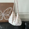 Stylische rosa Segeltuchtasche mit grünen Schleifenmustern, großem Fassungsvermögen und Gurt. - Rosa mit grüner Schleife
