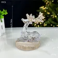 Klarer Acryl-Weihnachtshirsch mit goldene Pailletten auf dekorativem Holzsockel - Sitzendes Reh / Champagner Kristall