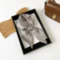 Elegante sciarpa a pois grigi in finta seta per donna, accessorio moda francese - Grigio chiaro / 70*70cm