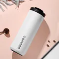 Nahaufnahme eines weißen Edelstahl-Kaffeebechers mit einem Fassungsvermögen von 550 ml - 510ml / Weiß