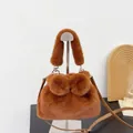 Elegante braune Kunstfell-Handtasche mit Schleife und verstellbarem Schultergurt - Karamellbraun