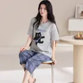 Pyjama en coton pour femme avec t-shirt gris chat et pantalon capri à carreaux bleus - Chat Noir à Carreaux Gris Fin (KNC6225)
