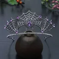 Gedetailleerde weergave van een gotische spinnenweb tiara met paarse kristallen voor Halloween - Paars