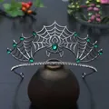 Detailweergave van zilveren gotische spinnenweb tiara met smaragdgroene edelstenen voor Halloween - Cyaan
