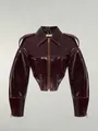 Weinrote glänzende Lackleder-Kurzjacke im Vintage-Biker-Stil mit Korsett-Taille in Vorderansicht - S / Oberteile / Dunkelrot