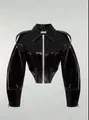 Detailansicht der schwarzen Lackleder-Bikerjacke mit Korsett-Taille und Reißverschluss. - S / Oberteile / Schwarz