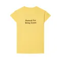 Gedetailleerd overzicht van de tekstprint 'Banned For Being Iconic' op een geel T-shirt - S / Tops / Geel