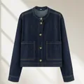 Detail van een donkerblauwe spijkerjas met ronde hals en voorzakken voor dames - XS / Tops / Grijsblauw