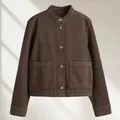 Detail van een bruin twill spijkerjasje met opstaande kraag en opgestikte zakken - XS / Tops / Bruin