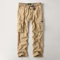 Robuste Cargo-Hose für Herren in Khaki mit passendem Webgürtel - Dunkelbeige