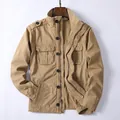 Klassische khakifarbene Herrenjacke im Militärstil mit mehreren Taschen und Stehkragen - S / Oberteile / Dunkelbeige