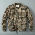 Chaqueta bomber de camuflaje vintage para hombre con forro acolchado y detalles de canalé - S / Tops / Camuflaje Arena