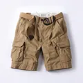 Khaki Cargo-Shorts für Herren mit Knopfleiste und Webgürtel in lockerer, gerader Passform. - Dunkelbeige