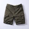 Pantalones cortos cargo de algodón verde oliva para hombre con bolsillos laterales de solapa - 38 / Bottoms / Verde Militar Oscuro