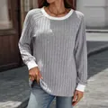 Maglione grigio a coste con colletto e polsini bianchi a contrasto per l'autunno. - Taglia S / Top / Grigio