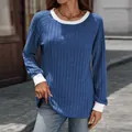 Elegante t-shirt blu a coste a maniche lunghe con scollo tondo e polsini bianchi a contrasto - Taglia S / Top / Blu