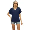 Losse marineblauwe T-shirt met V-hals, jacquardpatroon met decoratieve knopen en opengewerkt - S / Tops / Marineblauw