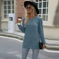 Casual blauwe geribbelde top met lange mouwen, zakken en pofmouwen op het model. - S / Tops / Blauw