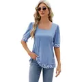 Elegante maglietta blu con scollo quadrato, maniche a sbuffo e bordo a contrasto floreale. - Taglia S / Top / Celeste
