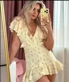 Elegantes gelbes Mini-Kleid mit Blumenmuster, Rüschen und V-Ausschnitt für Sommer 2025 - S / Oberteile / Gelb