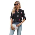 Elegante damesoverhemd met V-hals, kleurrijke vederprint en 3/4-mouwen in het zwart - S / Top (3092) / Zwart