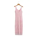 Detailansicht eines rosa Strickkleides mit mehrlagigem Fransen- und Quastensaum. - S / Rosa