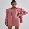 Elegante completo tre pezzi rosa con blazer, top a corsetto e minigonna per donne. - Taglia S / Sopra e sotto / Rosa