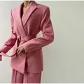 Elegante completo blazer da donna in tweed rosa a spina di pesce con cintura coordinata - Taglia S / Sopra e sotto / Rosa