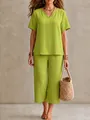 Vista completa di un completo casual da donna verde lime con top a trapezio e pantaloni larghi - Taglia S / Parte Superiore e Parte Inferiore / Verde matcha