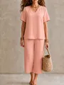 Scatto intero di un set estivo color pesca con borsa di paglia e gioielli dorati abbinati - Taglia S / Parte Superiore e Parte Inferiore / Rosa