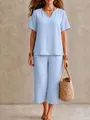 Detailansicht des hellblauen Sets aus Kurzarmshirt mit V-Ausschnitt und weiter Hose - Hellblau