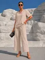 Elegante completo beige con top a V e pantaloni larghi per vacanze su modella all'aperto - Kaki