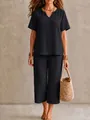 Damen Set mit schwarzem V-Ausschnitt Kurzarmshirt und passender weit geschnittener Hose - Schwarz