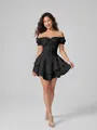 Elegante abito corto nero con spalle scoperte, maniche a sbuffo e gonna a balze a strati - Taglia S / Top / Nero